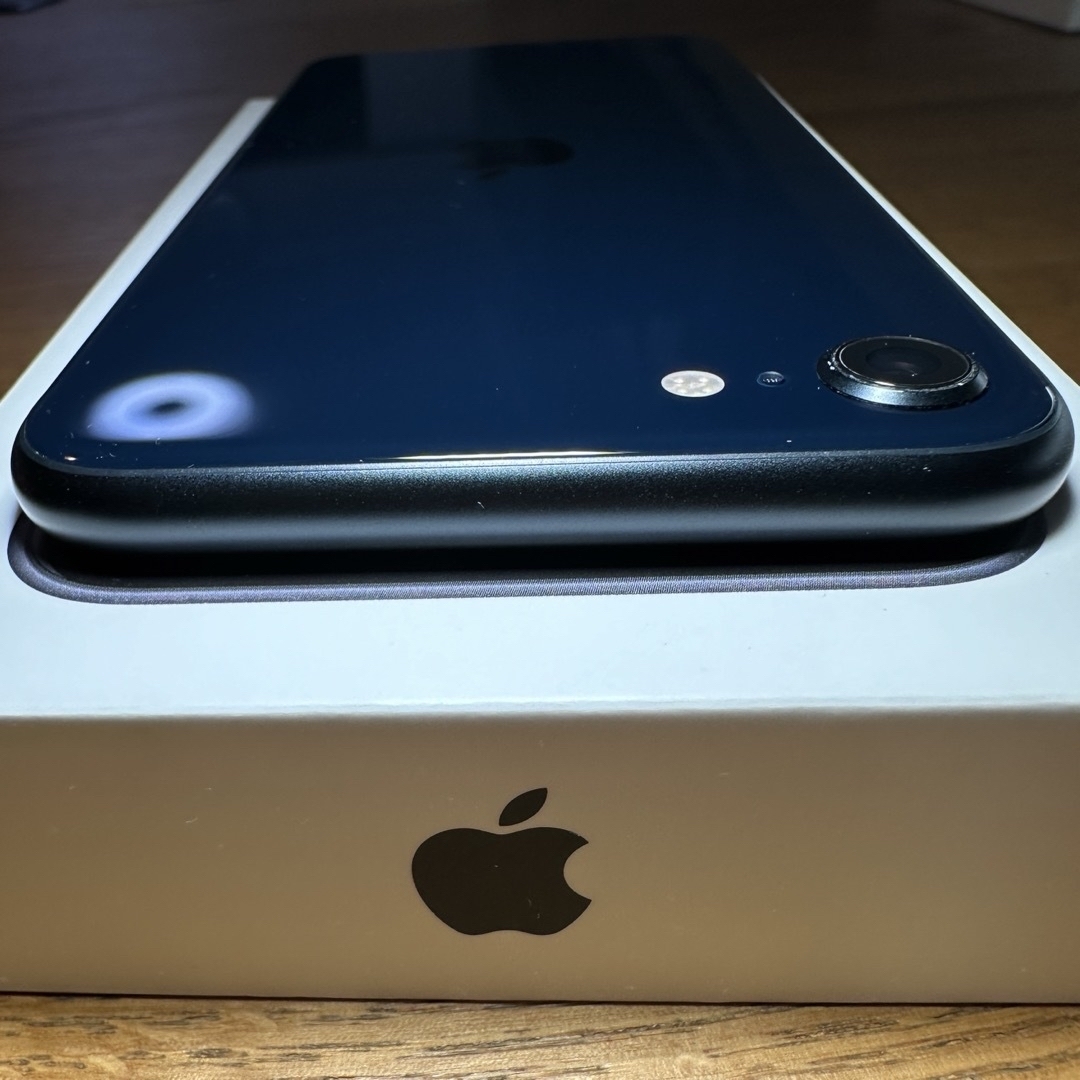 Apple(アップル)のアップル iPhoneSE 第3世代 64GB ミッドナイト スマホ/家電/カメラのスマートフォン/携帯電話(スマートフォン本体)の商品写真