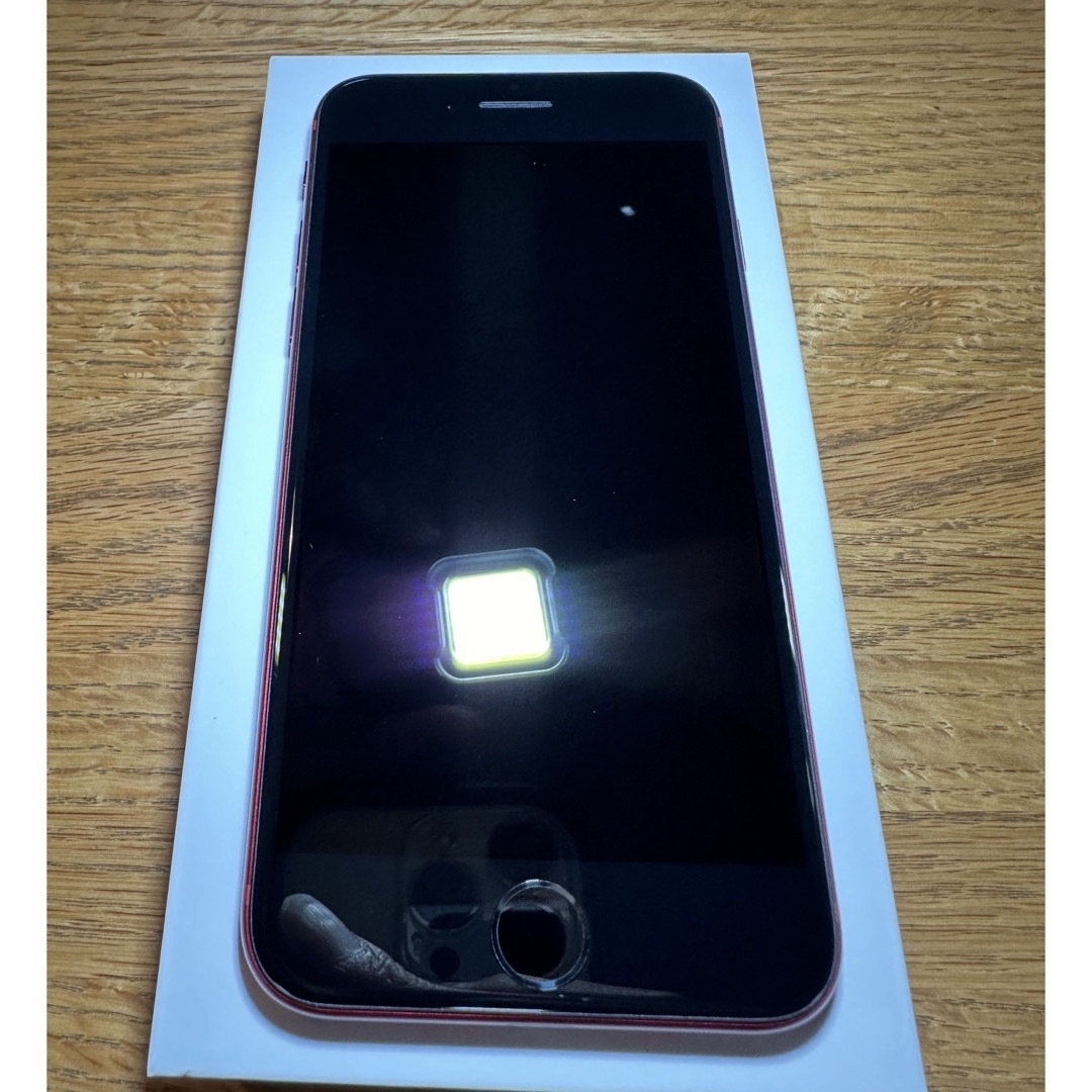 Apple(アップル)のアップル iPhoneSE 第3世代 64GB レッド スマホ/家電/カメラのスマートフォン/携帯電話(スマートフォン本体)の商品写真