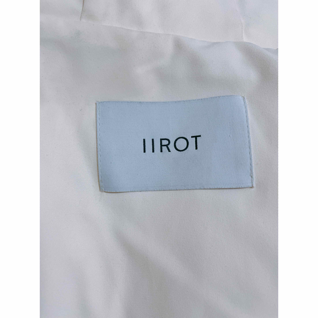 IIROT(イロット)のIIROT イロット　完売ダウンベスト　白　アウター　ベスト　正規品 レディースのジャケット/アウター(ダウンベスト)の商品写真