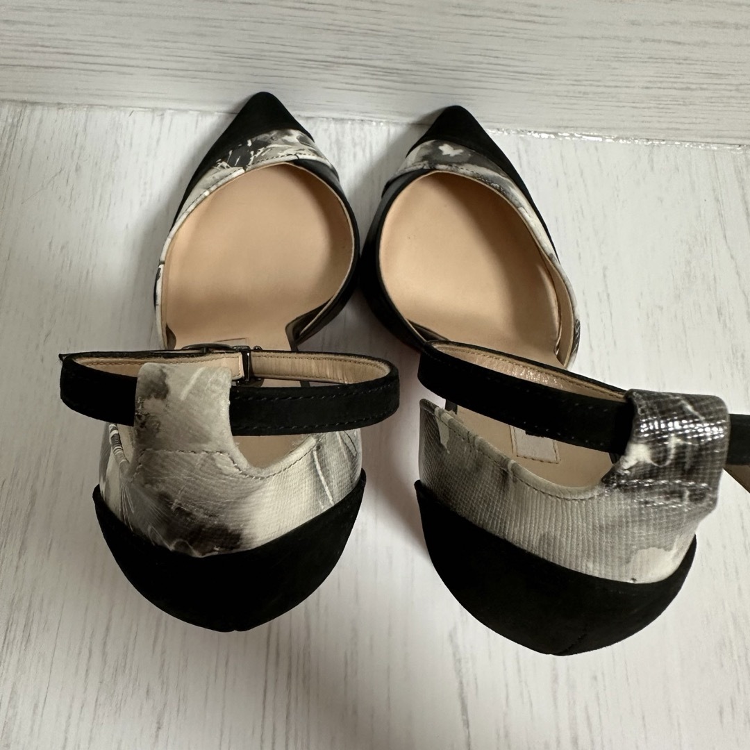 DIANA(ダイアナ)の【美品】DIANA スウェード 黒 ストラップ付きパンプス　22.5cm レディースの靴/シューズ(ハイヒール/パンプス)の商品写真