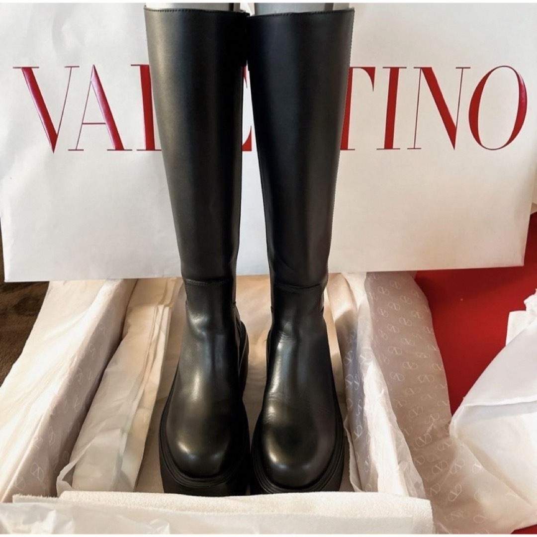 valentino garavani(ヴァレンティノガラヴァーニ)のまる 様専用Valentino ロングブーツ ブーツ黒ヴァレンテ イノ レディースの靴/シューズ(ブーツ)の商品写真