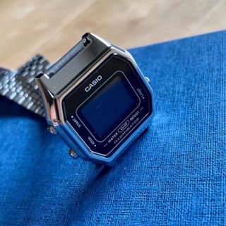 カシオ(CASIO)のカシオ　デジタル腕時計　新品　モノトーン　レトロブラック&シルバーモデル(腕時計(デジタル))