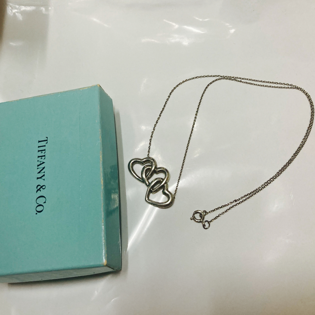 Tiffany & Co.(ティファニー)のTIFFANY&Co. トリプルハートネックレス　シルバー レディースのアクセサリー(ネックレス)の商品写真