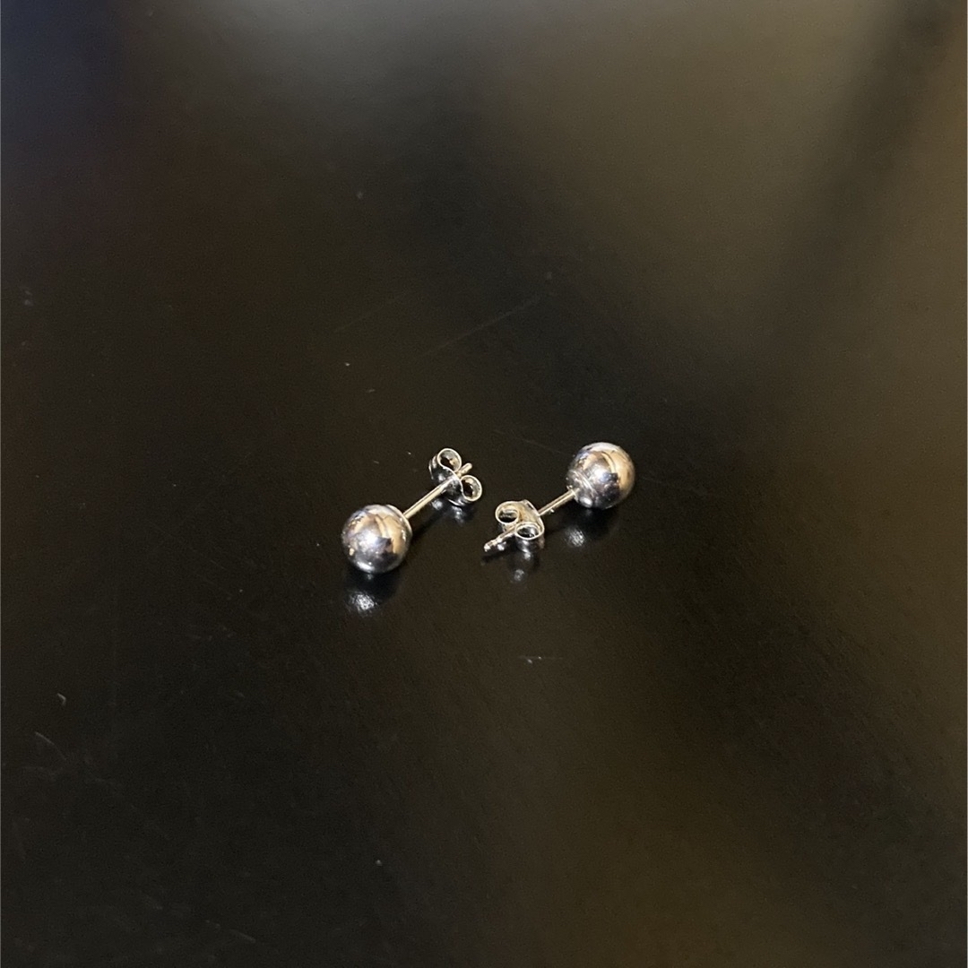 JEWELRY TSUTSUMI(ジュエリーツツミ)のK14WGボールピアス5mm＋シルバー925 ボールピアス3mm セット メンズのアクセサリー(ピアス(両耳用))の商品写真