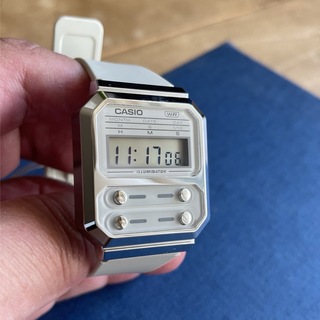 カシオ(CASIO)のカシオ デジタル腕時計　新品　レトロ　アイボリー（ホワイト）　海外並行輸入モデル(腕時計(デジタル))