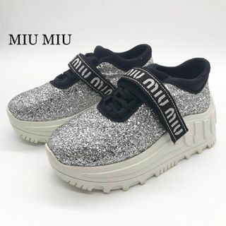 ミュウミュウ(miumiu)の【美品】ミュウミュウ 厚底 スニーカー ロゴ グリッター ラメ　シルバー(スニーカー)