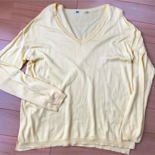 ユニクロ(UNIQLO)のユニクロ シンプル Vネック ニット　イエロー XL(ニット/セーター)