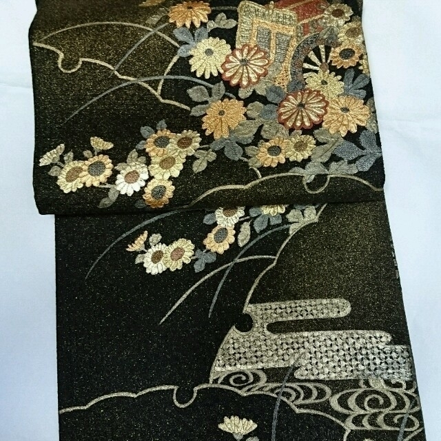 新品】帯 袋帯 正絹 総すわとう刺繍 金箔 (黒・金ラメ) 花車 菊花柄