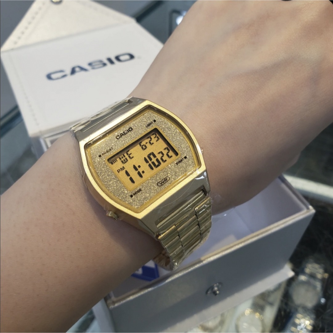 CASIO(カシオ)のカシオ　デジタル腕時計　新品　ゴールドデザイン　海外レアモデル メンズの時計(腕時計(デジタル))の商品写真