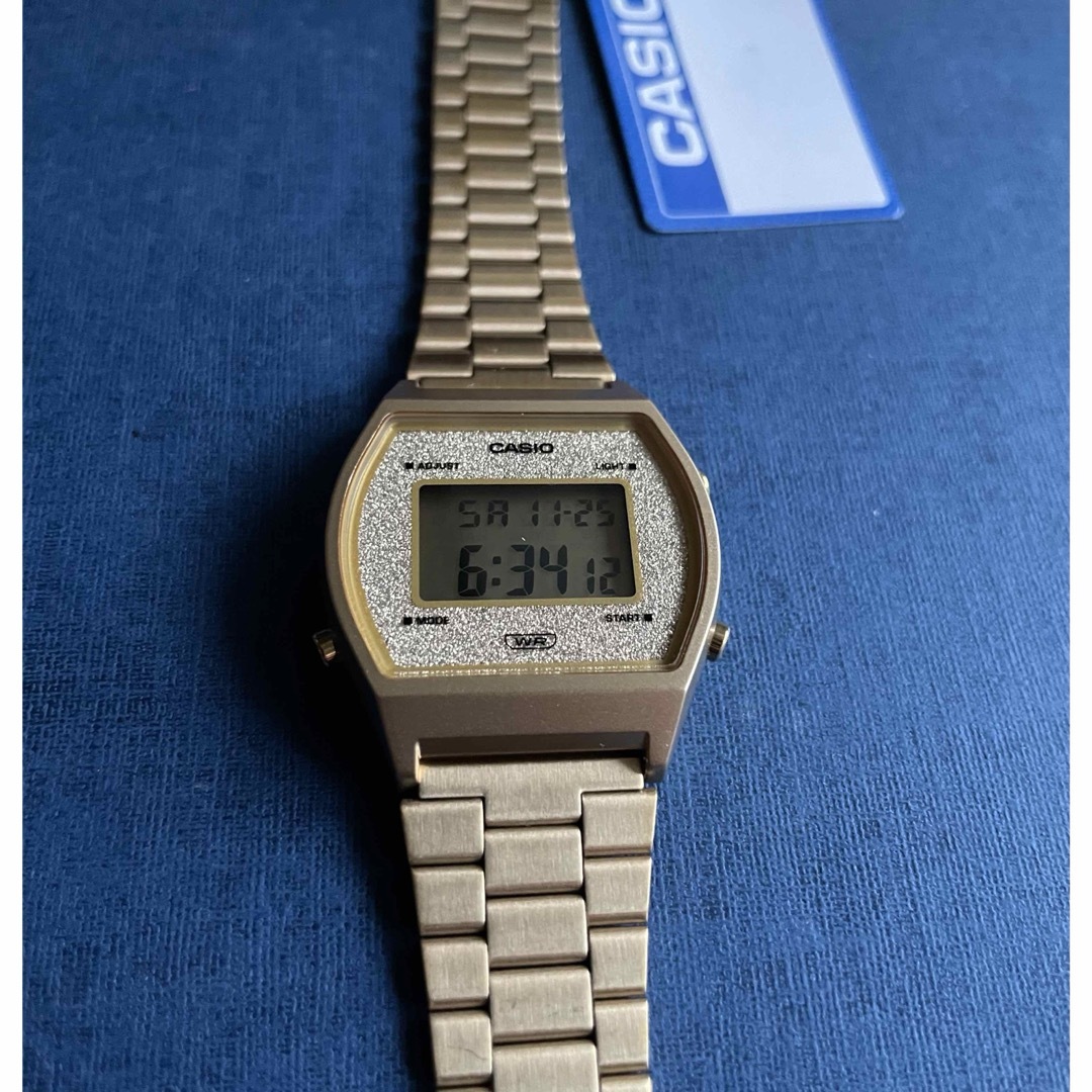 CASIO(カシオ)のカシオ　デジタル腕時計　新品　ゴールドデザイン　海外レアモデル メンズの時計(腕時計(デジタル))の商品写真