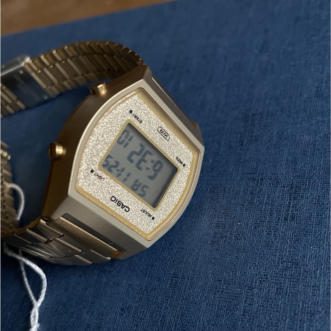 CASIO(カシオ)のカシオ　デジタル腕時計　新品　ゴールドデザイン　海外レアモデル メンズの時計(腕時計(デジタル))の商品写真