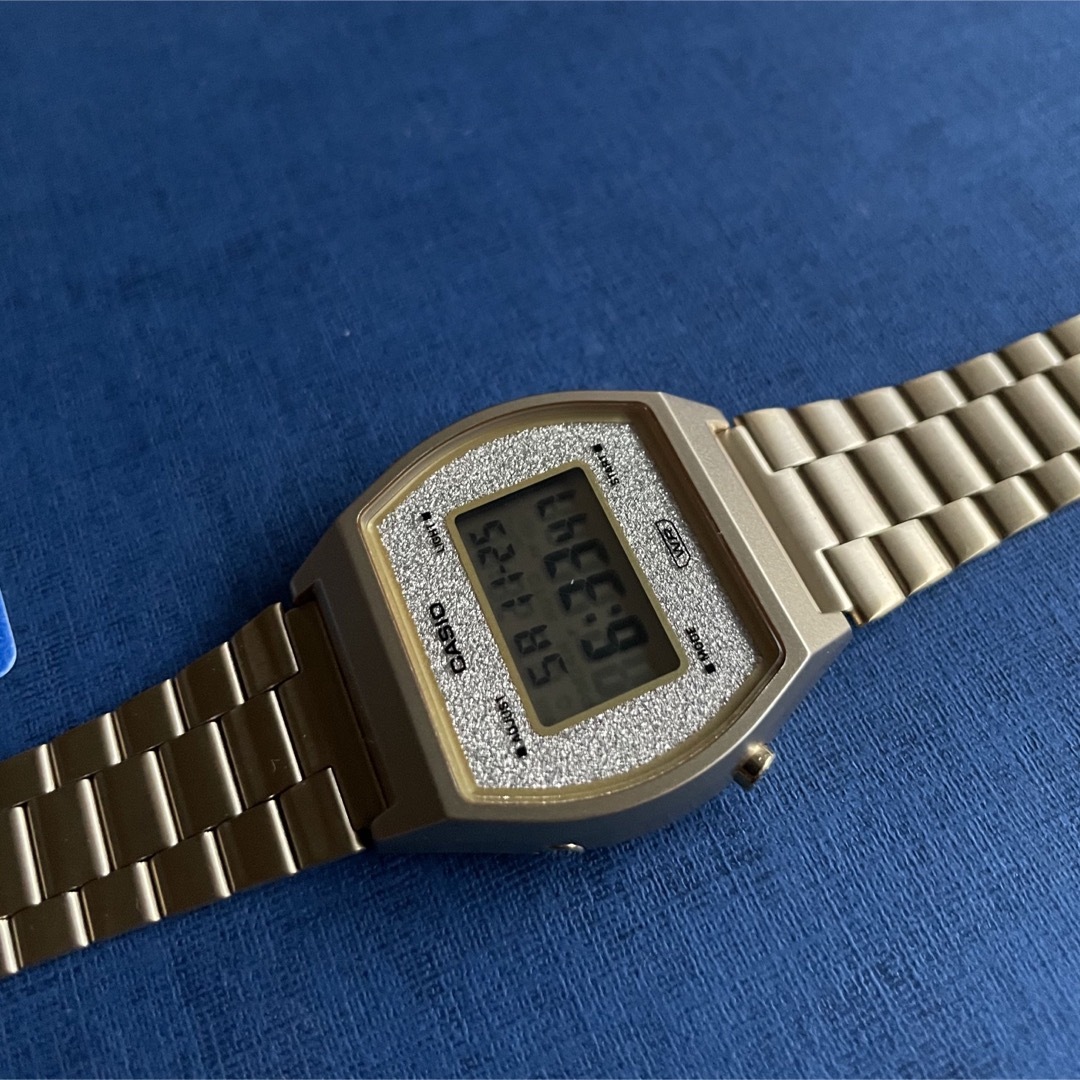 CASIO(カシオ)のカシオ　デジタル腕時計　新品　ゴールドデザイン　海外レアモデル メンズの時計(腕時計(デジタル))の商品写真