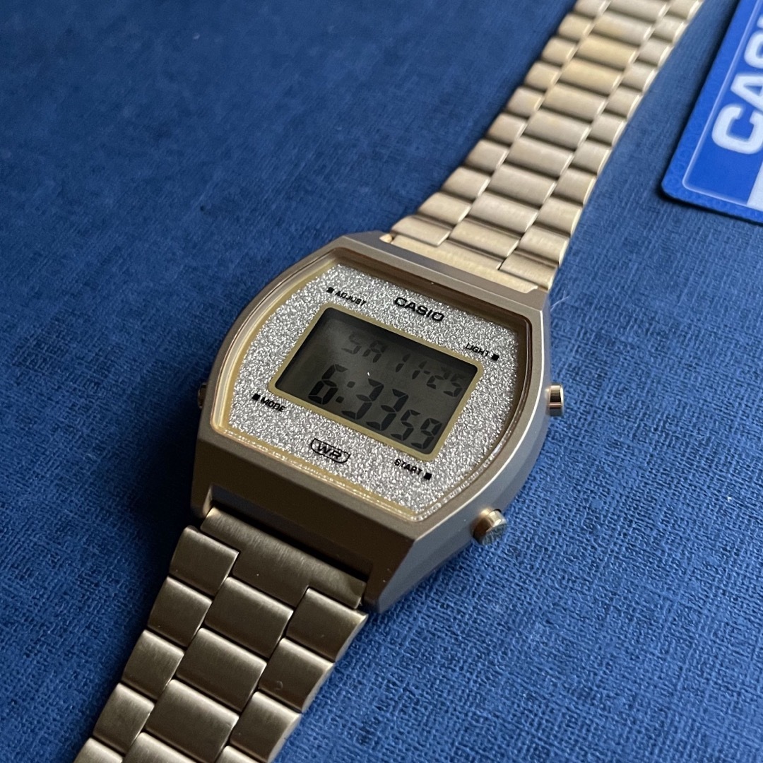 CASIO(カシオ)のカシオ　デジタル腕時計　新品　ゴールドデザイン　海外レアモデル メンズの時計(腕時計(デジタル))の商品写真