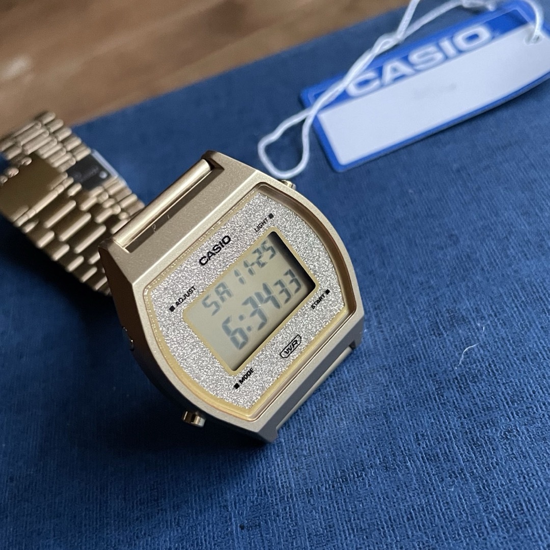 CASIO(カシオ)のカシオ　デジタル腕時計　新品　ゴールドデザイン　海外レアモデル メンズの時計(腕時計(デジタル))の商品写真