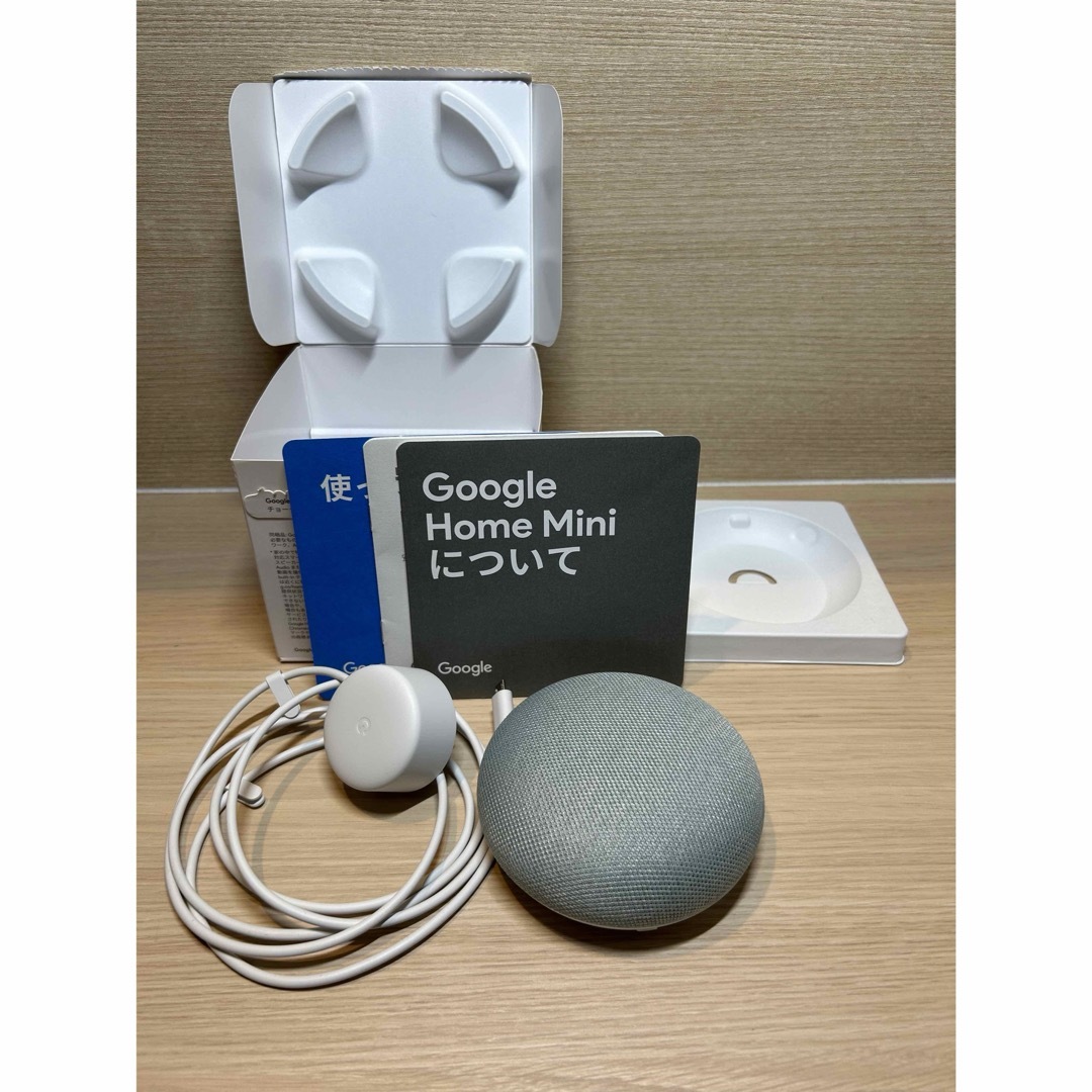 Google(グーグル)のGoogle Home mini/チョーク　美品 スマホ/家電/カメラのオーディオ機器(スピーカー)の商品写真