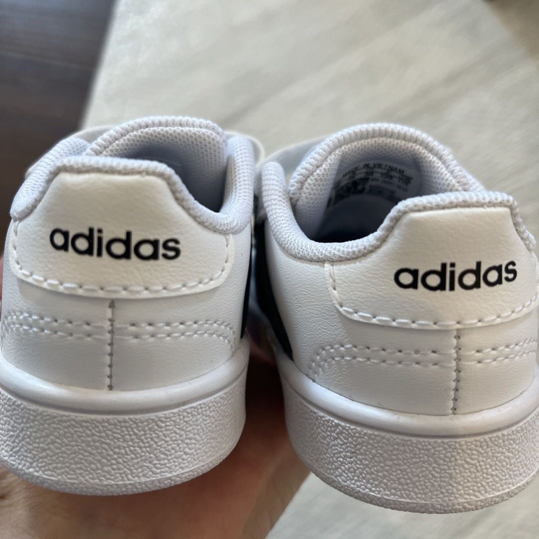 adidas(アディダス)のアディダススニーカー　12センチ キッズ/ベビー/マタニティのベビー靴/シューズ(~14cm)(スニーカー)の商品写真