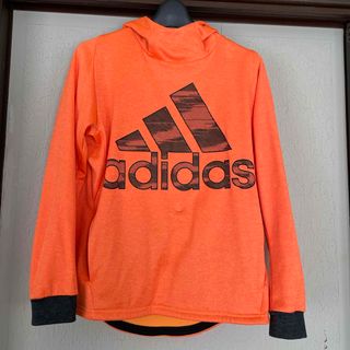 アディダス(adidas)のadidasトップス　(Tシャツ/カットソー)