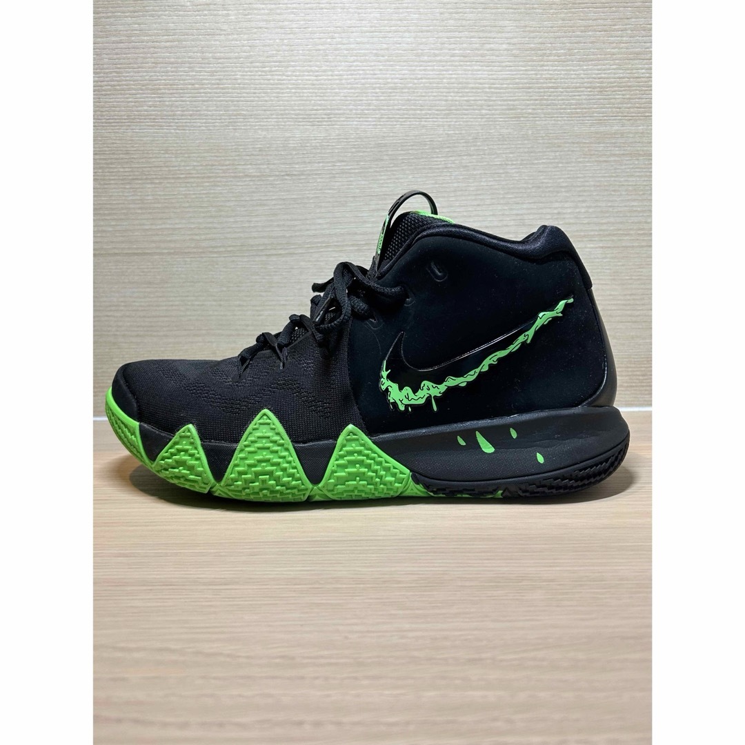 NIKE(ナイキ)の美品 KYRIE 4 EP HALLOWEEN メンズの靴/シューズ(スニーカー)の商品写真