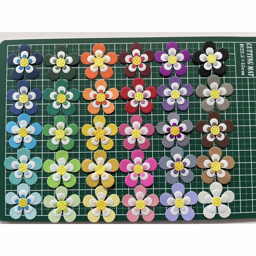 ペーパークラフト☆クラフトパンチ　　　　　花［30色セット］ ハンドメイドの素材/材料(各種パーツ)の商品写真