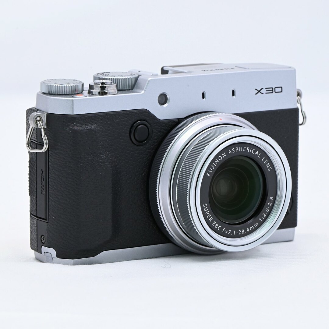 富士フイルム(フジフイルム)のFUJIFILM X30 シルバー FX-X30 S スマホ/家電/カメラのカメラ(コンパクトデジタルカメラ)の商品写真