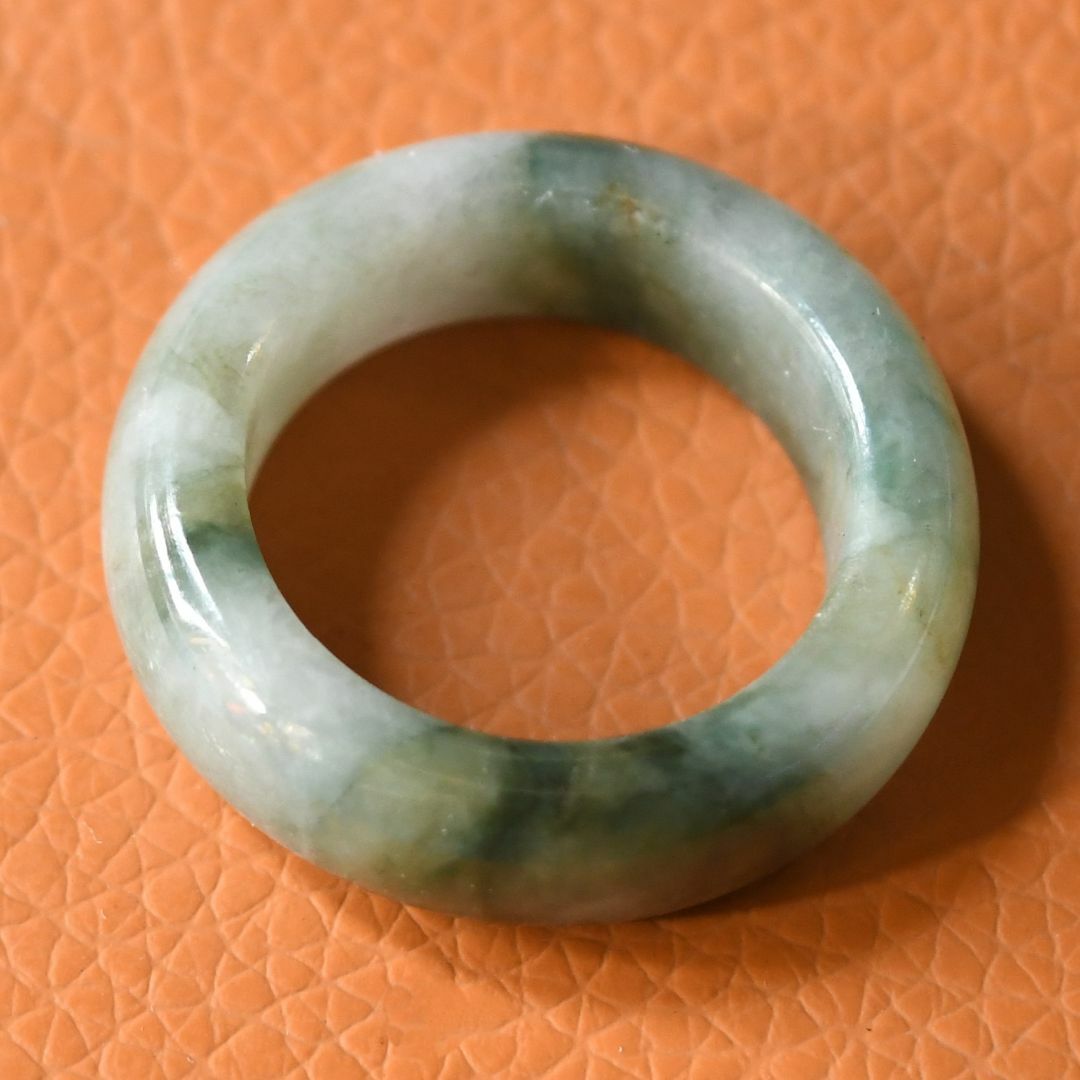 J1208　ヒスイ　翡翠　リング　指輪　17号　ミャンマー　ジェイド　ジェダイト レディースのアクセサリー(リング(指輪))の商品写真