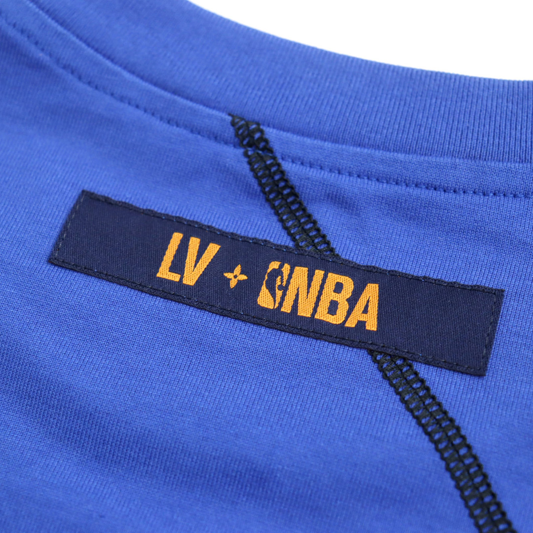 LOUIS VUITTON(ルイヴィトン)の美品 LOUIS VUITTON ルイヴィトン NBA エヌビーエー 2021年製 HKY22W コットン100% エンブロイダリーディテール バスケットボール刺繍 クルーネック NBAロゴ 半袖Ｔシャツ/カットソー ブルー XS イタリア製 正規品 メンズ メンズのトップス(Tシャツ/カットソー(半袖/袖なし))の商品写真