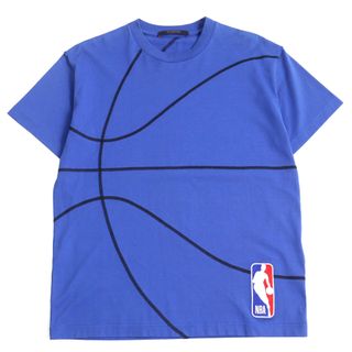 ルイヴィトン(LOUIS VUITTON)の美品 LOUIS VUITTON ルイヴィトン NBA エヌビーエー 2021年製 HKY22W コットン100% エンブロイダリーディテール バスケットボール刺繍 クルーネック NBAロゴ 半袖Ｔシャツ/カットソー ブルー XS イタリア製 正規品 メンズ(Tシャツ/カットソー(半袖/袖なし))