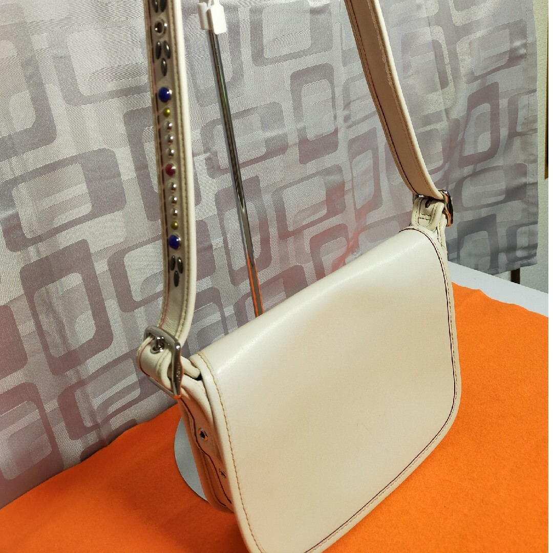 COACH(コーチ)の【美品】コーチ COACH ショルダーバッグ 本革 レザー スタッツ 白 レディースのバッグ(ショルダーバッグ)の商品写真