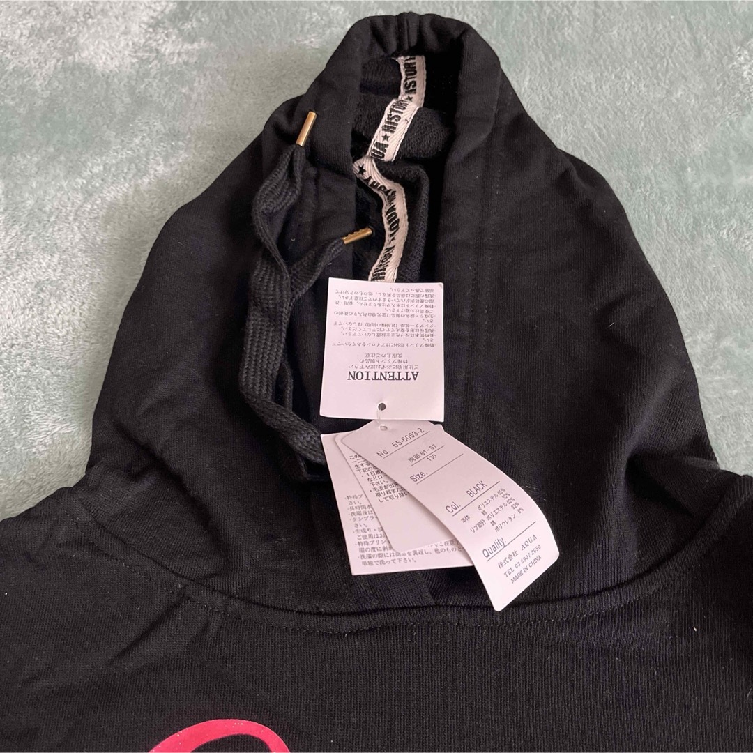 黒パーカー　ピンクロゴ　130 キッズ/ベビー/マタニティのキッズ服女の子用(90cm~)(ジャケット/上着)の商品写真
