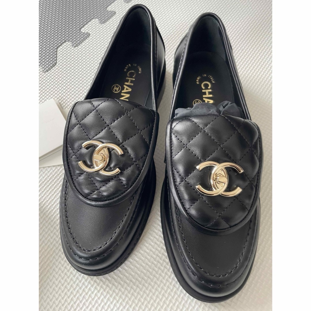 CHANEL(シャネル)のCHANEL☆ターンロックローファー新品未使用36size レディースの靴/シューズ(ローファー/革靴)の商品写真