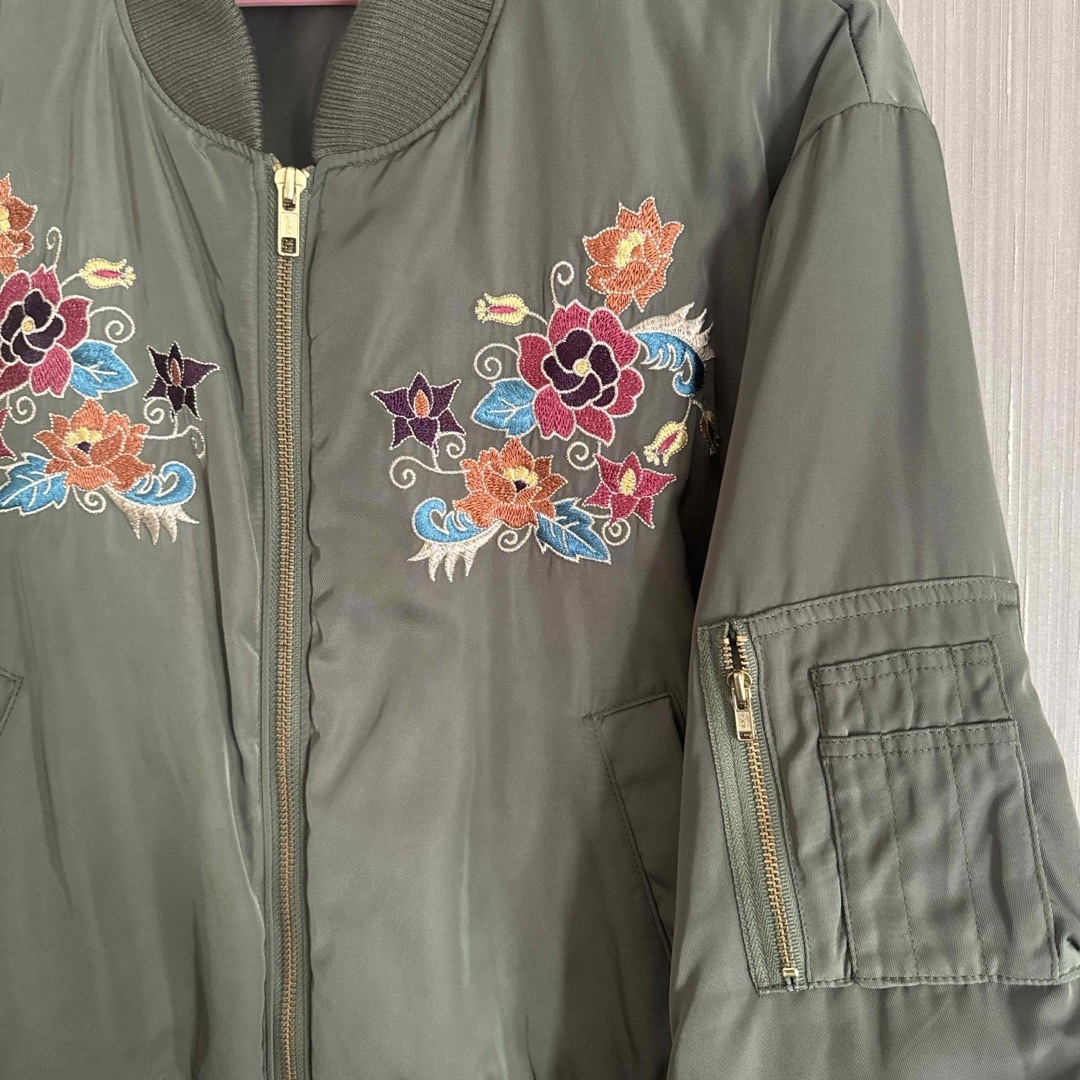 EVRIS(エヴリス)の美品　エヴリス evris　MA-1 フリーサイズ ブルゾン 刺繍 レディースのジャケット/アウター(ブルゾン)の商品写真