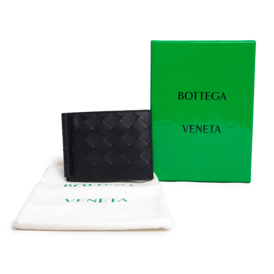 Bottega Veneta(ボッテガヴェネタ)のボッテガヴェネタ イントレチャート マネークリップ付き 二つ折り財布 カーフスキン レザー ブラック 黒 マットブラック金具 592626 箱付 BOTTEGA VENETA（新品・未使用品） メンズのファッション小物(折り財布)の商品写真