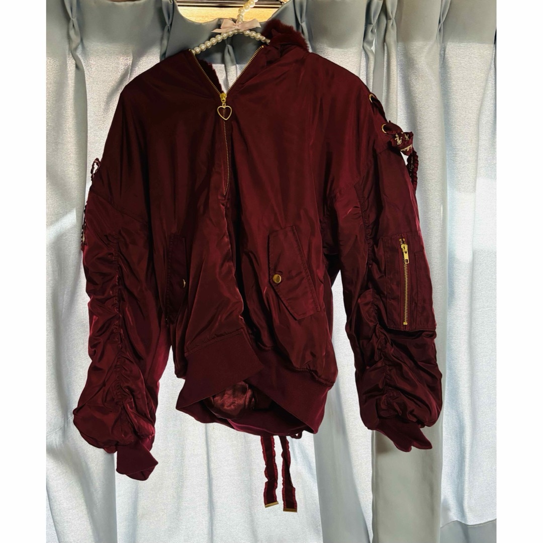 LIZ LISA(リズリサ)のメッセージリボンファーフードブルゾン　ボルドー レディースのジャケット/アウター(ブルゾン)の商品写真