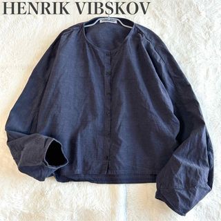 ヘンリクビブスコフ(HENRIK VIBSKOV)のヘンリクビブスコフ 22SS ノーカラー 変形スリーブ チェック シャツ(シャツ/ブラウス(長袖/七分))