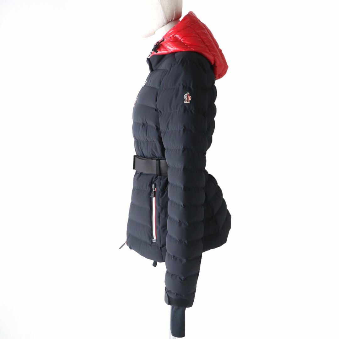 MONCLER(モンクレール)の極美品☆正規品 MONCLER GRENOBLE モンクレールグルノーブル BRUCHE 21年 ベルト・ロゴワッペン・フード付き ダウンジャケット 黒×赤 2 レディースのジャケット/アウター(ダウンジャケット)の商品写真