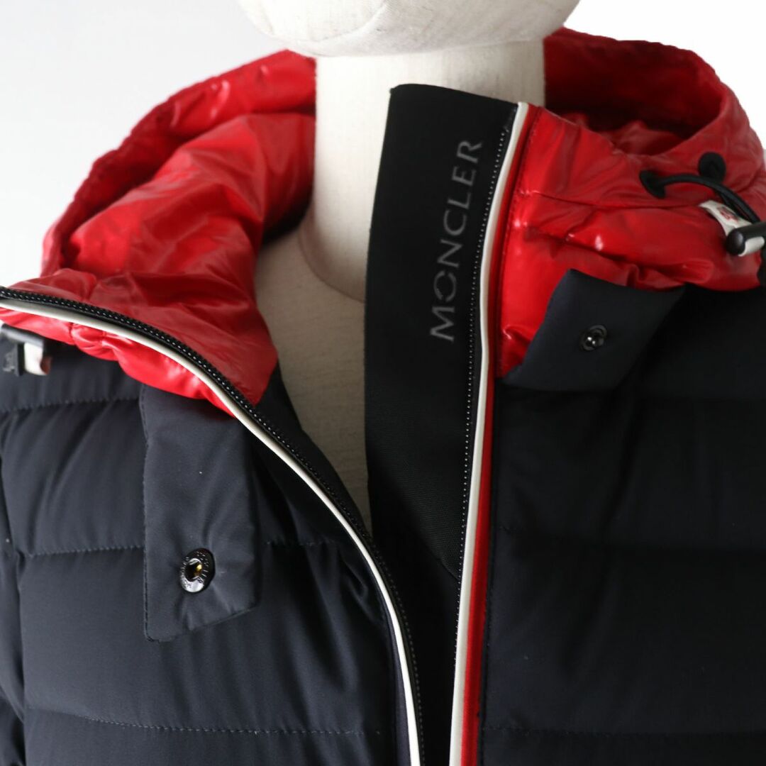 MONCLER(モンクレール)の極美品☆正規品 MONCLER GRENOBLE モンクレールグルノーブル BRUCHE 21年 ベルト・ロゴワッペン・フード付き ダウンジャケット 黒×赤 2 レディースのジャケット/アウター(ダウンジャケット)の商品写真