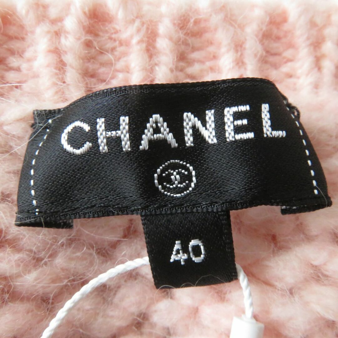 CHANEL(シャネル)の未使用品☆CHANEL シャネル P71442 21B 21年 ココマークボタン・ケープ付 アルパカ混 長袖 ニット/セーター/トップス ライトピンク 40 伊製 レディースのトップス(ニット/セーター)の商品写真