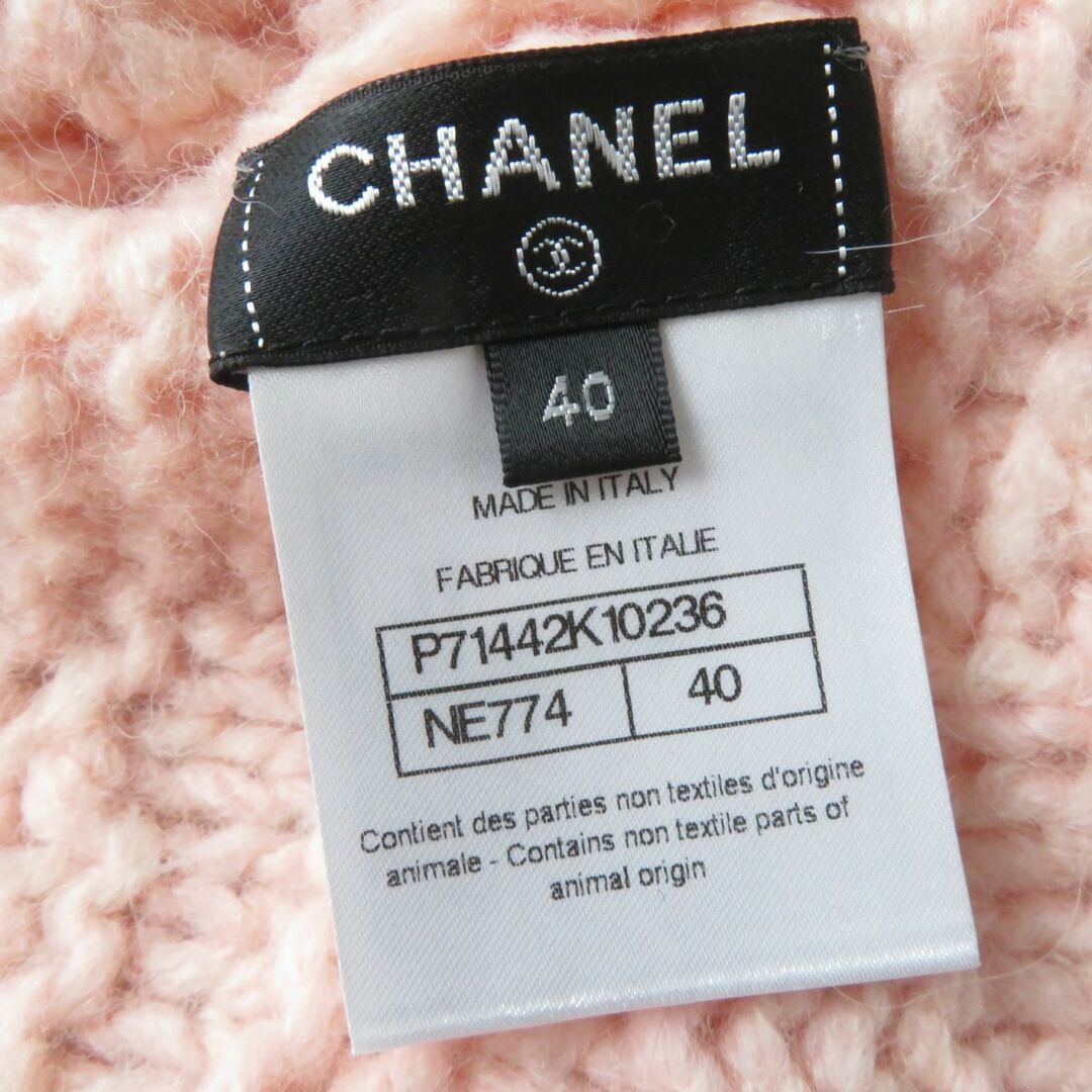 CHANEL(シャネル)の未使用品☆CHANEL シャネル P71442 21B 21年 ココマークボタン・ケープ付 アルパカ混 長袖 ニット/セーター/トップス ライトピンク 40 伊製 レディースのトップス(ニット/セーター)の商品写真