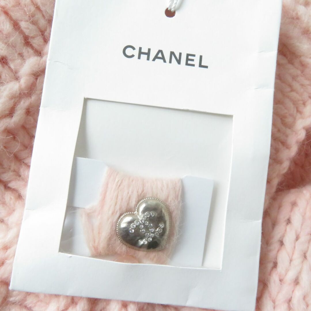 CHANEL(シャネル)の未使用品☆CHANEL シャネル P71442 21B 21年 ココマークボタン・ケープ付 アルパカ混 長袖 ニット/セーター/トップス ライトピンク 40 伊製 レディースのトップス(ニット/セーター)の商品写真