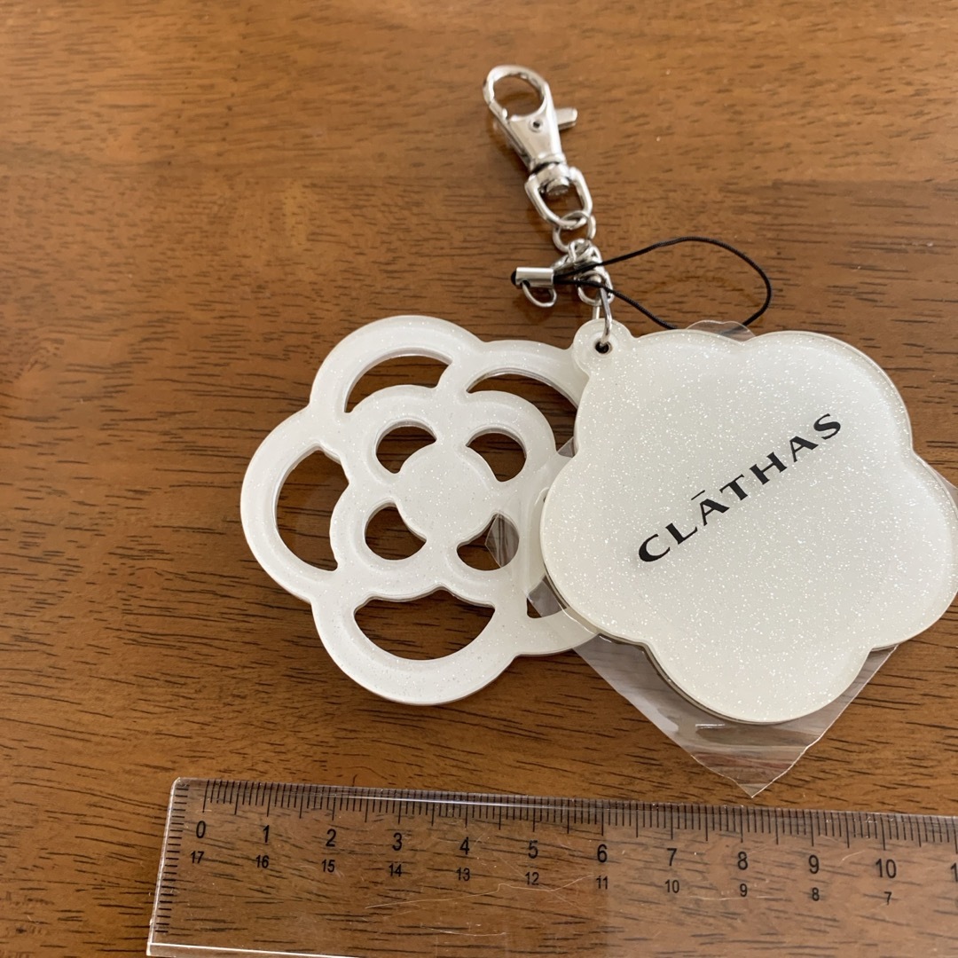 CLATHAS(クレイサス)のミラー付きお花のキーホルダー レディースのファッション小物(キーホルダー)の商品写真