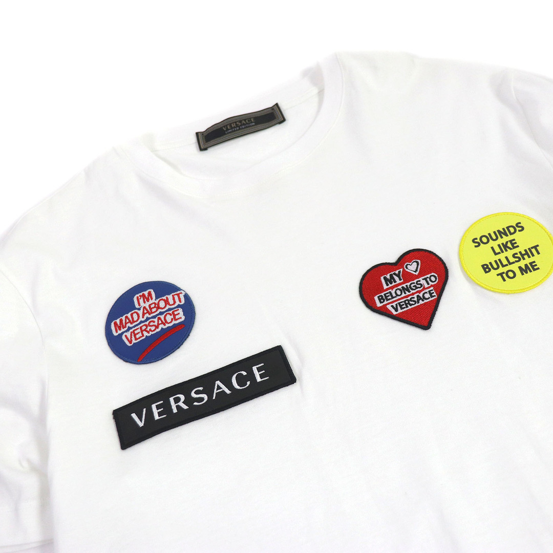 VERSACE(ヴェルサーチ)の極美品 VERSACE ヴェルサーチ 2019年製 A85834 コットン LIMITED EDITION ワッペンデザイン 半袖Ｔシャツ ホワイト M イタリア製 正規品 メンズ メンズのトップス(Tシャツ/カットソー(半袖/袖なし))の商品写真