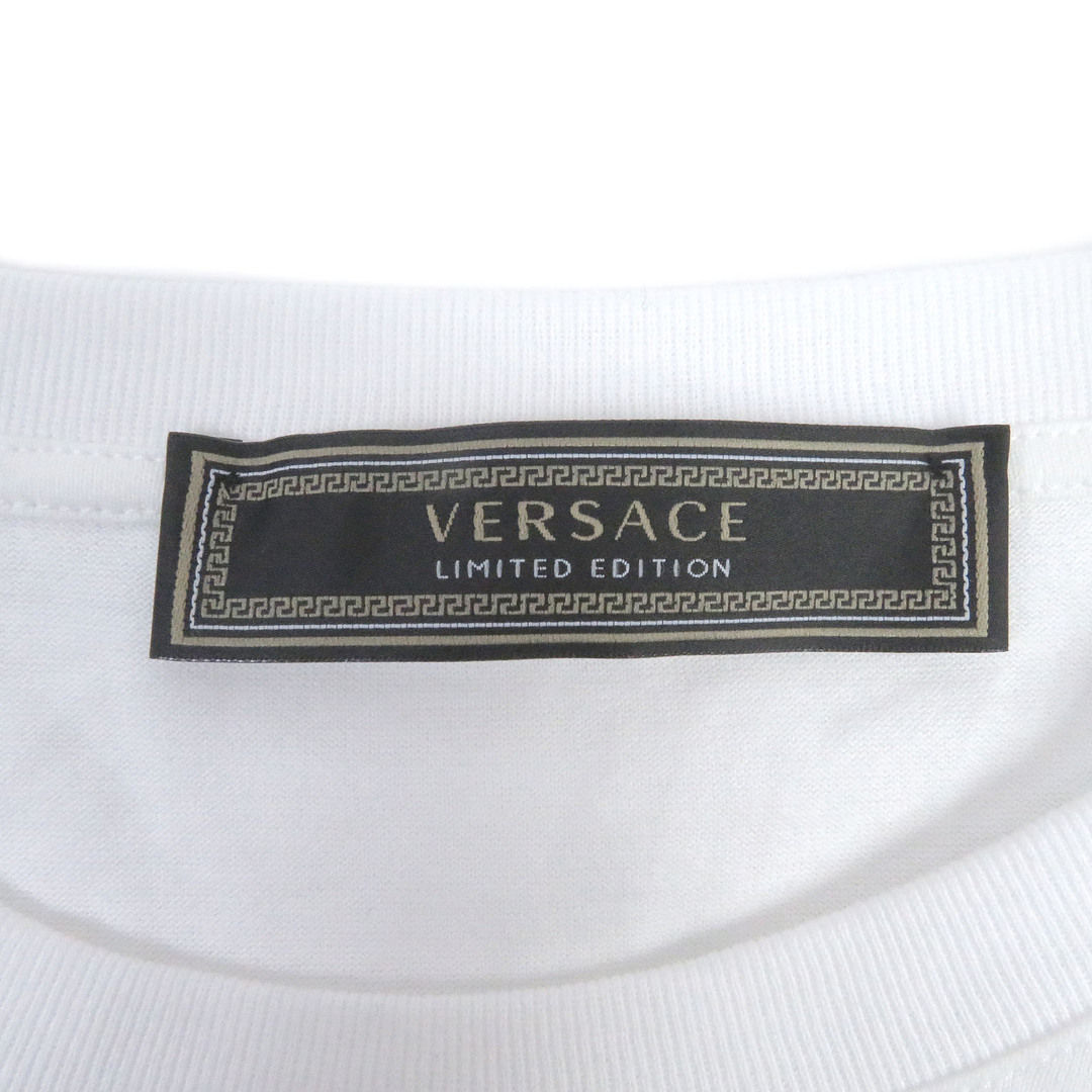 VERSACE(ヴェルサーチ)の極美品 VERSACE ヴェルサーチ 2019年製 A85834 コットン LIMITED EDITION ワッペンデザイン 半袖Ｔシャツ ホワイト M イタリア製 正規品 メンズ メンズのトップス(Tシャツ/カットソー(半袖/袖なし))の商品写真