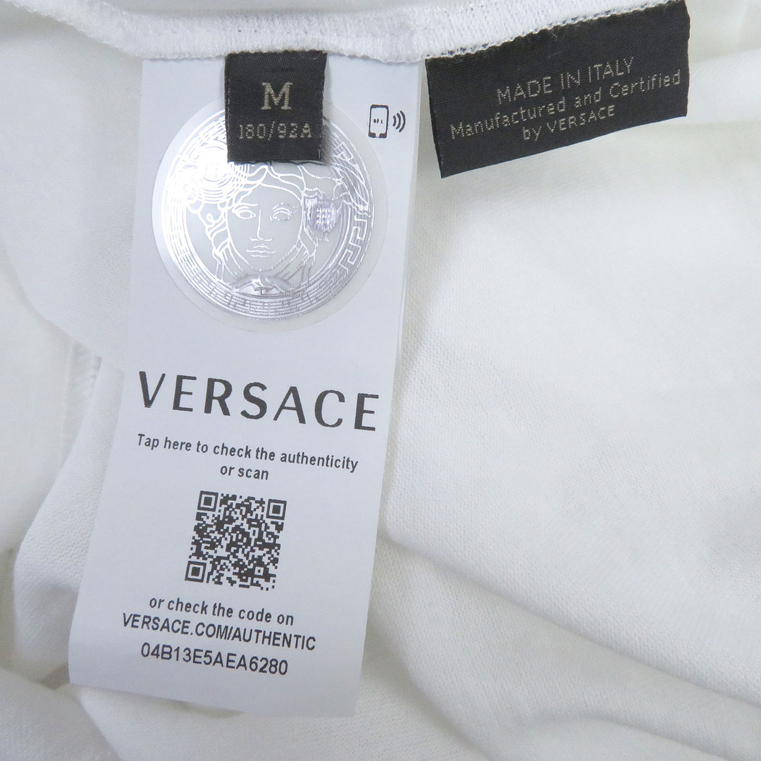 VERSACE(ヴェルサーチ)の極美品 VERSACE ヴェルサーチ 2019年製 A85834 コットン LIMITED EDITION ワッペンデザイン 半袖Ｔシャツ ホワイト M イタリア製 正規品 メンズ メンズのトップス(Tシャツ/カットソー(半袖/袖なし))の商品写真