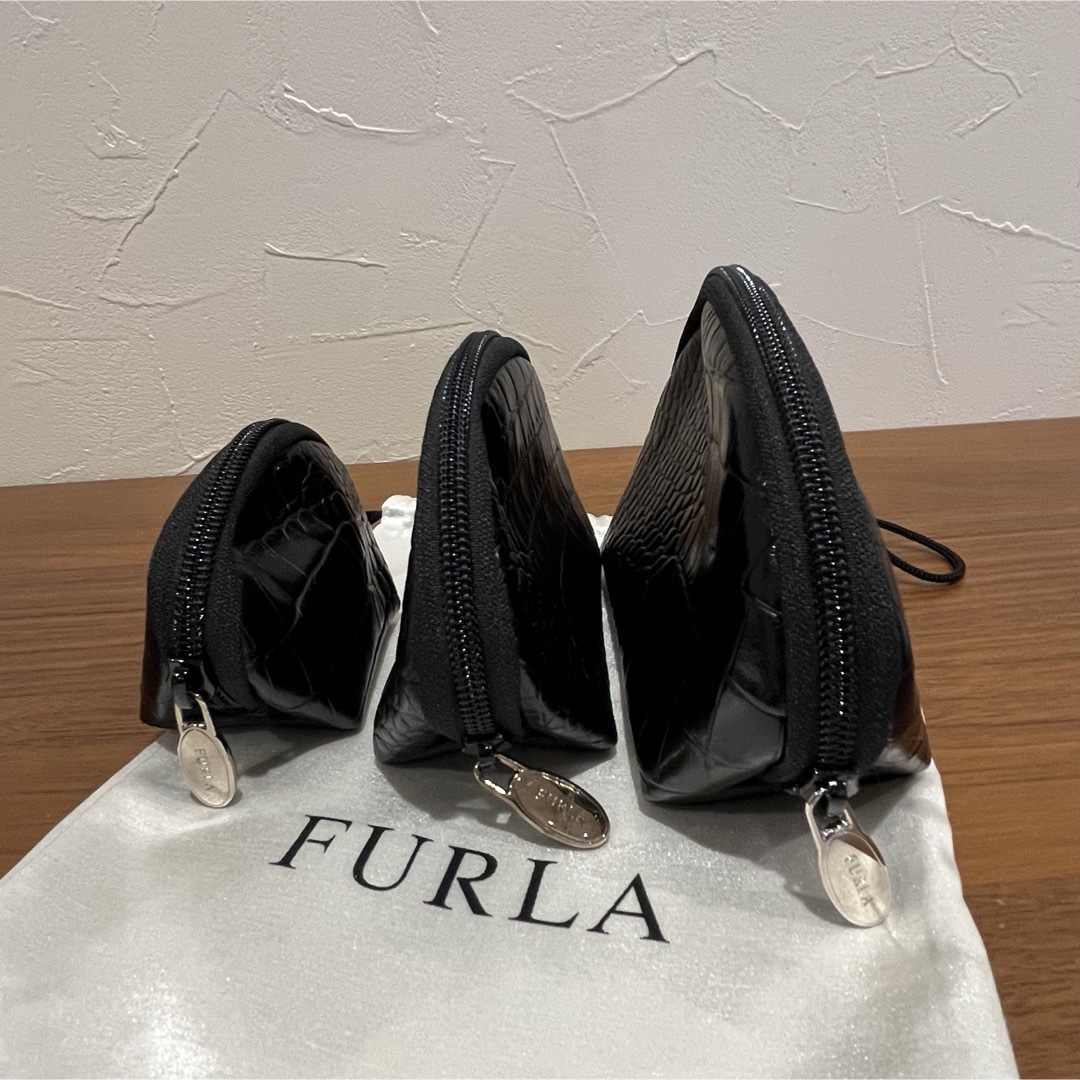 Furla(フルラ)のフルラ FURLA  型押しレザー　ポーチ　ブラック　3点set  超美品 レディースのファッション小物(ポーチ)の商品写真