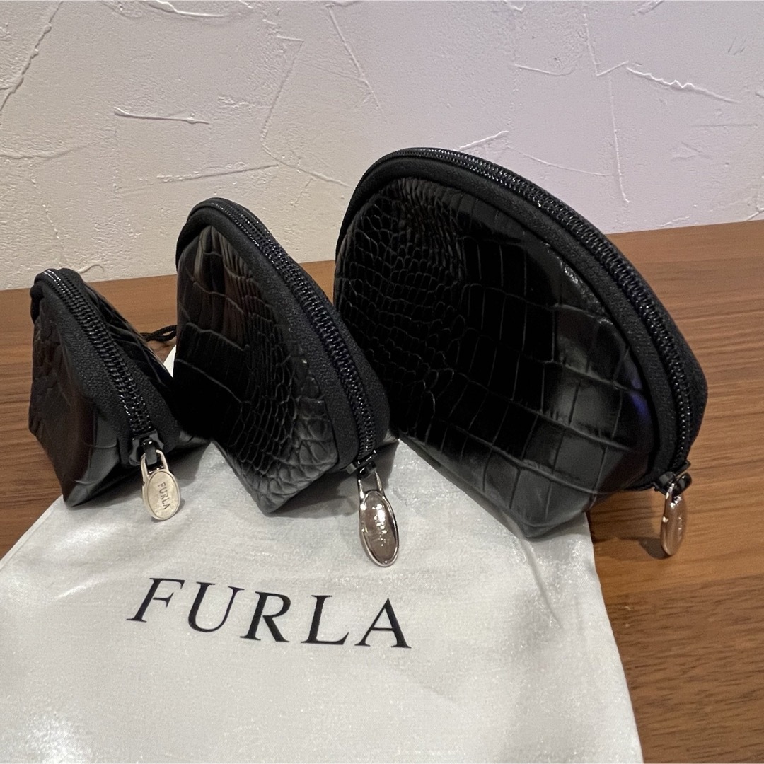 Furla(フルラ)のフルラ FURLA  型押しレザー　ポーチ　ブラック　3点set  超美品 レディースのファッション小物(ポーチ)の商品写真