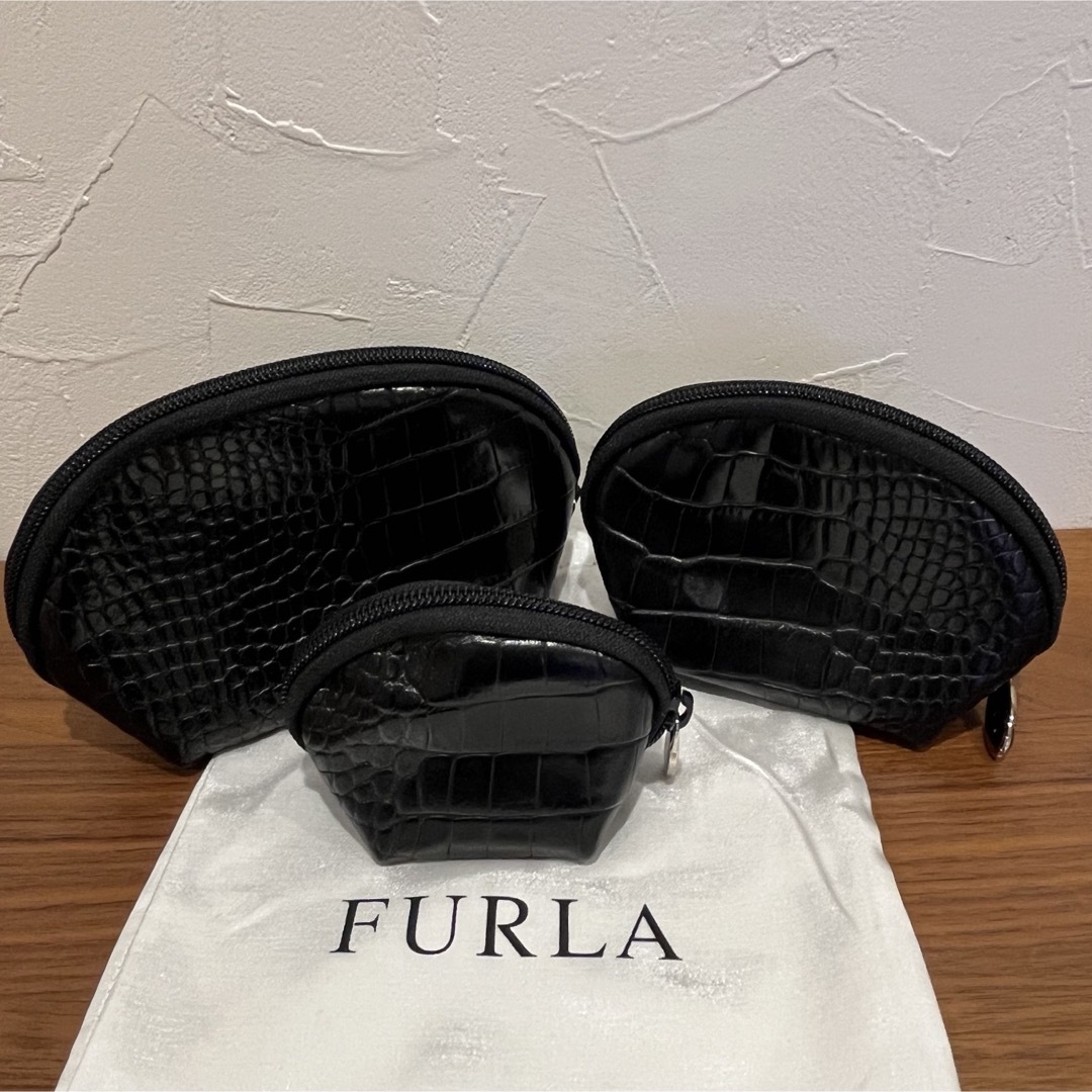 Furla(フルラ)のフルラ FURLA  型押しレザー　ポーチ　ブラック　3点set  超美品 レディースのファッション小物(ポーチ)の商品写真