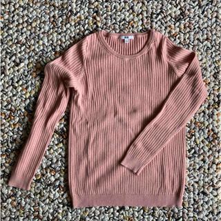 ユニクロ(UNIQLO)の淡いピンクの春色ニット(ニット/セーター)