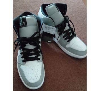 ジョーダン(Jordan Brand（NIKE）)のNike Air Jordan 1 Mid "Light Smoke Grey(スニーカー)