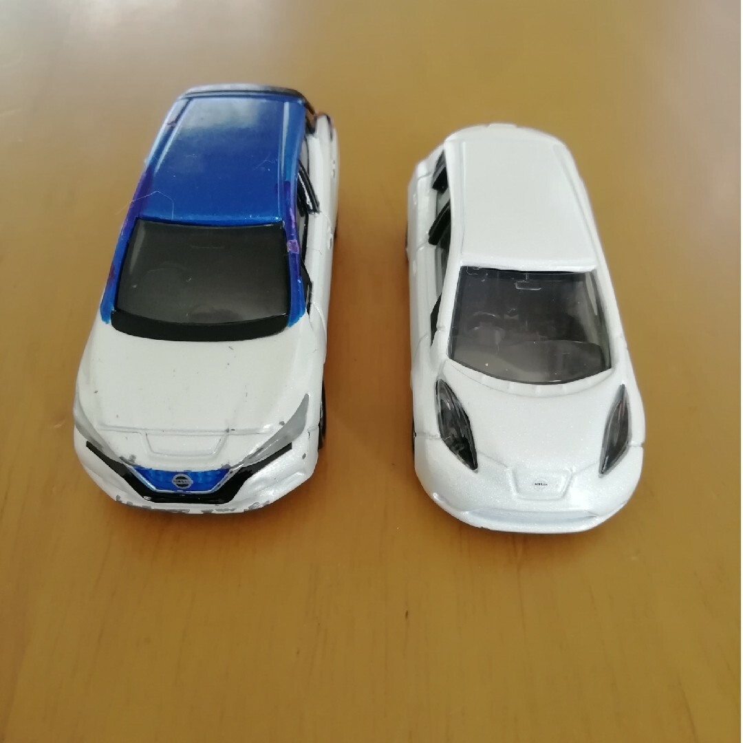 トミカシリーズ - トミカミニカー新旧日産リーフ2台セットの通販
