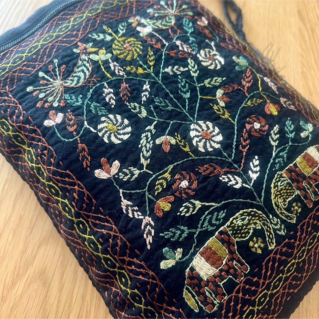 People Tree(ピープルツリー)の新品未使用◎手刺繍 ハンドメイド刺繍 ショルダーバッグ レディースのバッグ(ショルダーバッグ)の商品写真
